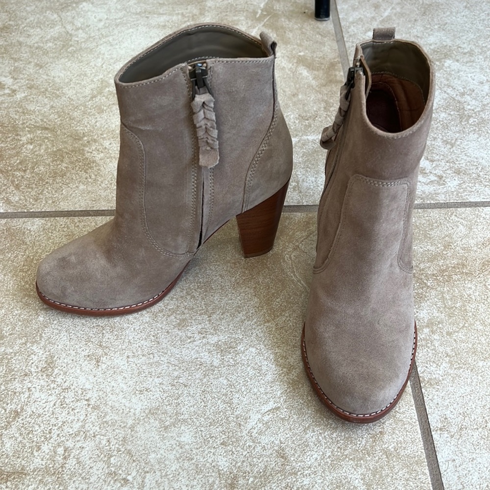 Joie ankle boots, suede and round toe